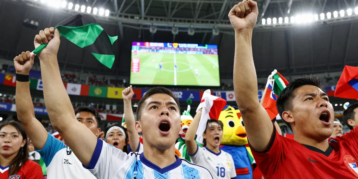 Penggemar sepak bola merayakan jadwal piala dunia 2026 di stadion.
